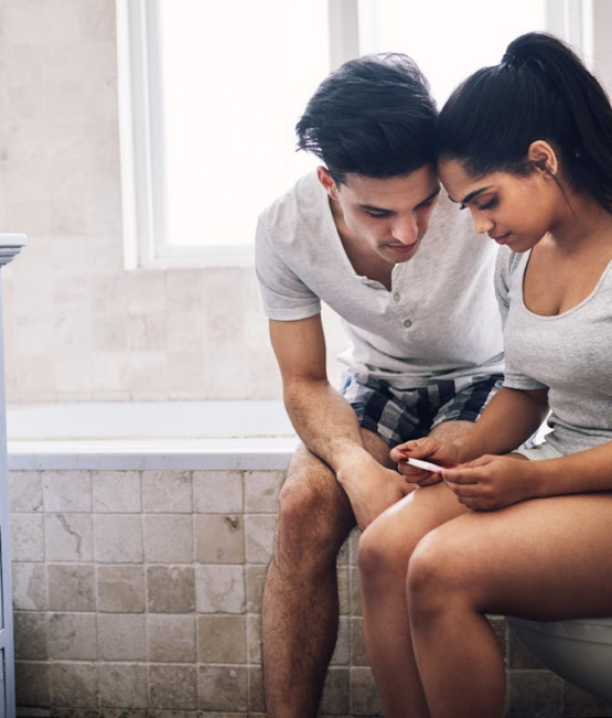 Comment-savoir-si-on-est-enceinte-en-touchant-son-ventre-1-2.png