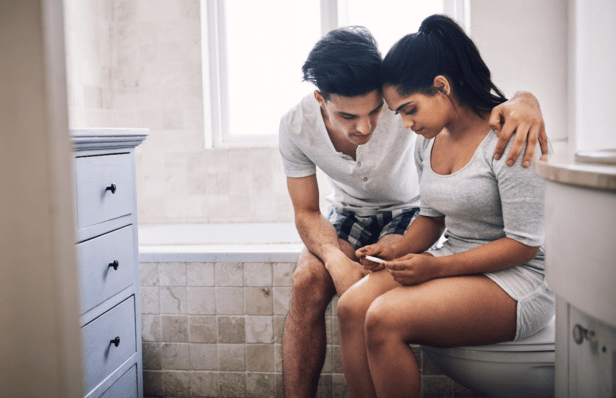Comment savoir si on est enceinte en touchant son ventre ?