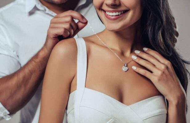 Cadeau de couple : comment choisir un bijou qui raconte votre histoire ?
